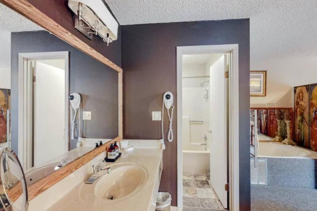 Jacuzzi Suite 206 At Tradewinds Eureka Springs Dış mekan fotoğraf