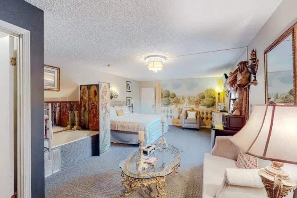 Jacuzzi Suite 206 At Tradewinds Eureka Springs Dış mekan fotoğraf